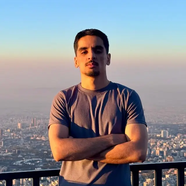 خانه حسین زنگنه در چشمانداز شهری هنگام غروب
